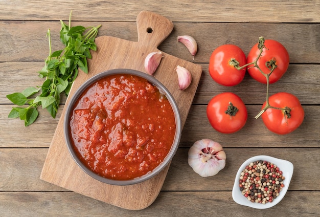 Tomatensaus Tomaten Knoflook Olijfolie En Kruiden Op Houten Tafel