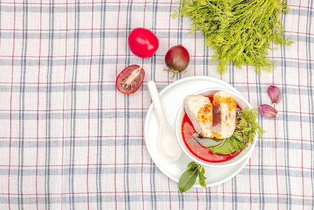 Tomatensoep gazpacho klaar om te eten Geserveerd portiebestek Het geruite tafelkleed op de tafel lag plat bovenaanzicht