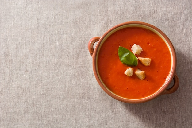 Tomatensoep in bruine kom gegarneerd met croutons Bovenaanzicht