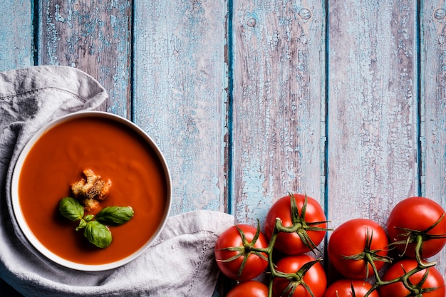 Tomatensoep met basilicum in een kom