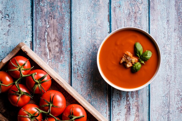 Tomatensoep met basilicum in een kom