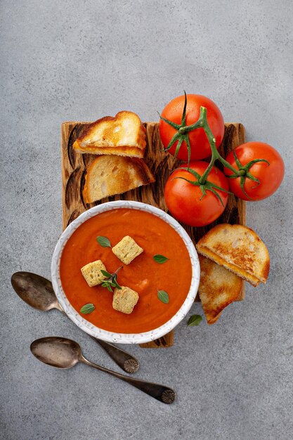Tomatensoep met croutons en gegrilde kaas.