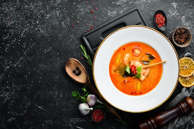 Tomatensoep met zeevruchten, garnalen en mosselen Bovenaanzicht Vrije ruimte voor tekst