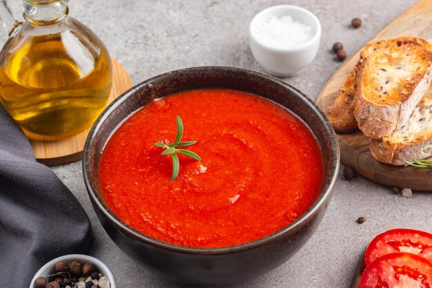 Foto tomatensoep of -saus met rozemarijn gezond veganistisch en dieet lunch en diner concept gazpacho