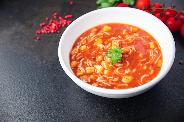 Tomatensoep pasta rood voorgerecht gerecht maaltijd snack kopie ruimte eten