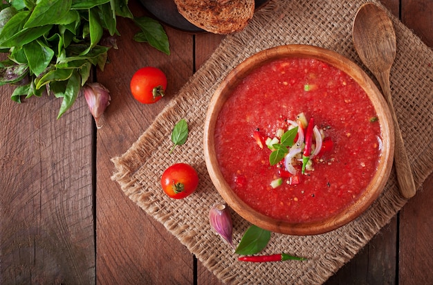 Tomatensoep van gazpacho met peper en knoflook.