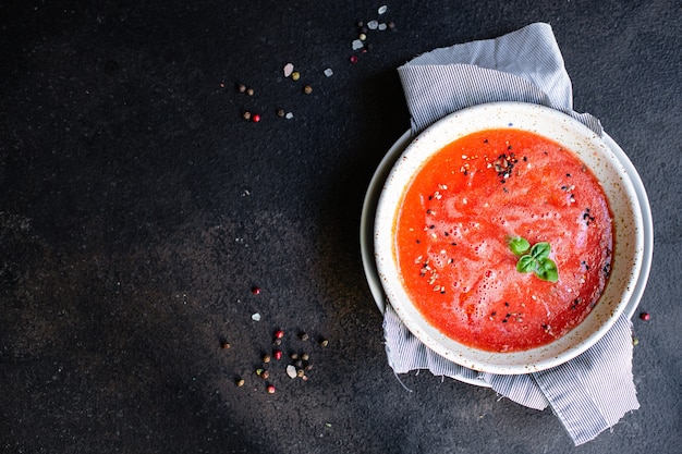 Tomatensoep, wortelen of paprika groente gazpacho gedeelte in plaat