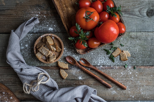 Tomatenspaghetti en eieren liggend op een houten tafel bestrooid met bloem