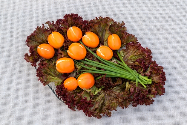 Tomatentulpen, gevuld met verse kaas.