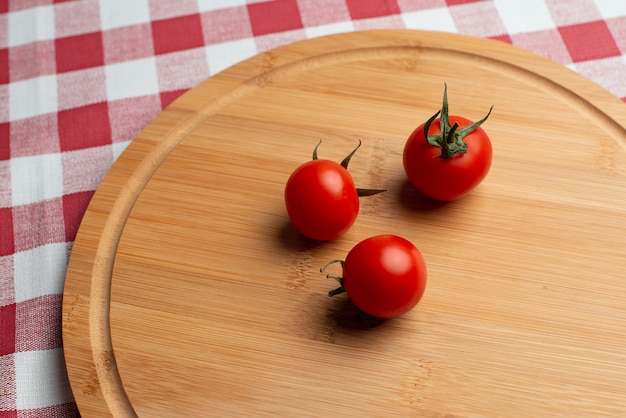 Tomates op de houten cirkel