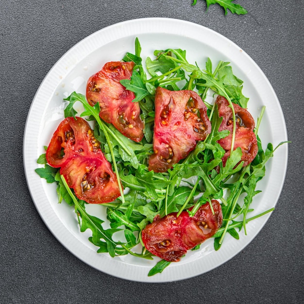 トマト ルッコラ サラダ、健康的な食事、テーブルの上のスナック、コピー スペース、食品の背景、素朴なトップ