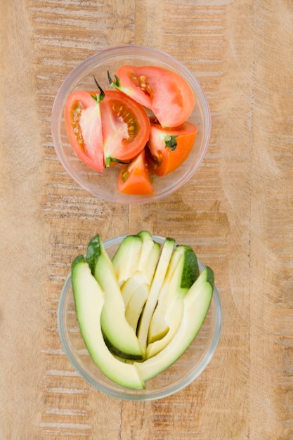 Ломтики помидоров и авокадо в миске