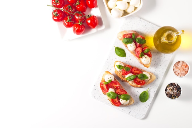 Foto bruschetta caprese fresca fatta con pomodoro, basilico e mozzarella