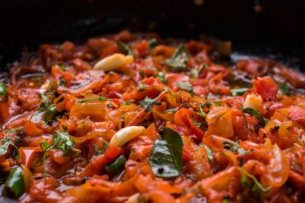 Sabji 또는 Chutney라고도 알려진 Tomato Curry 또는 Sabzi는 메인 코스로 인기 있는 인도 야채 메뉴인 그릇에 제공됩니다. 선택적 초점