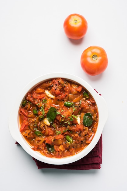 Sabji 또는 Chutney라고도 알려진 Tomato Curry 또는 Sabzi는 메인 코스로 인기 있는 인도 야채 메뉴인 그릇에 제공됩니다. 선택적 초점