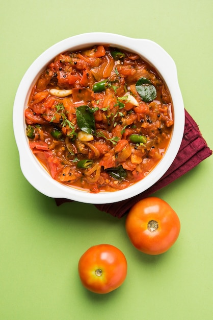 Sabji 또는 Chutney라고도 알려진 Tomato Curry 또는 Sabzi는 메인 코스로 인기 있는 인도 야채 메뉴인 그릇에 제공됩니다. 선택적 초점