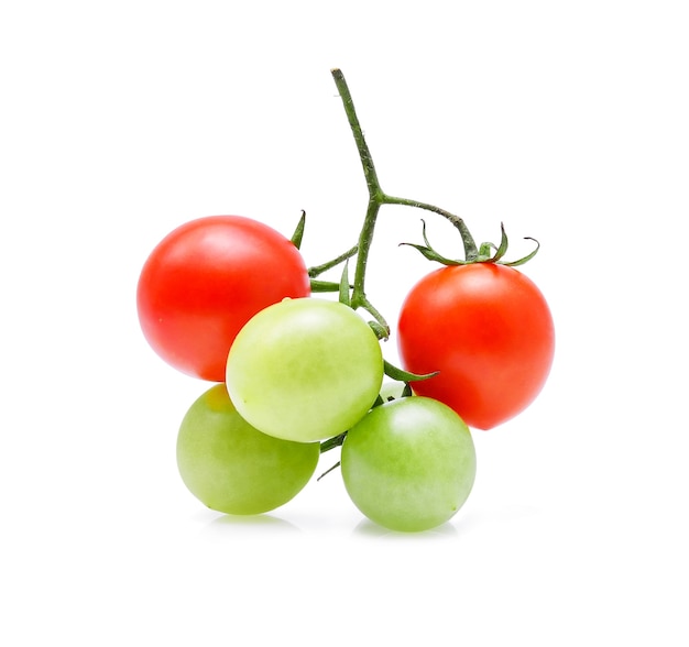 白で分離されたトマト。