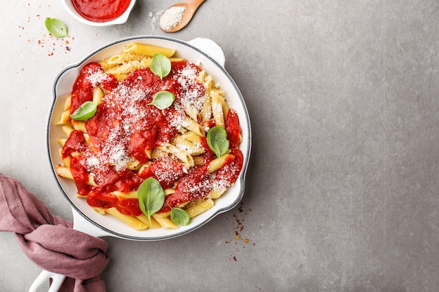 La pasta di penne italiane al pomodoro è servita in padella