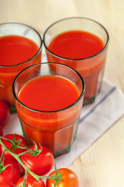 Томатный сок и свежие помидоры