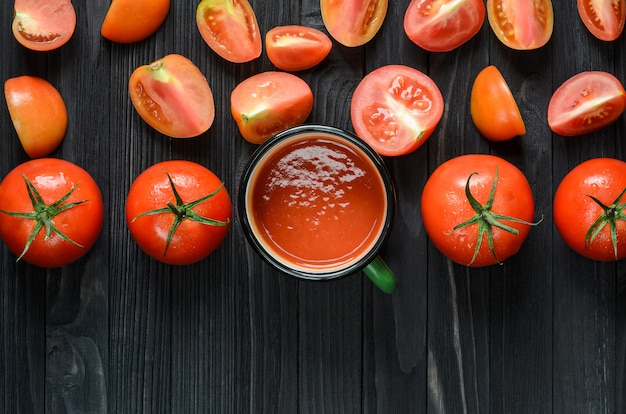 Succo di pomodoro in tazza di smalto verde