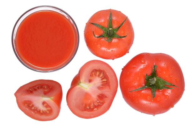トマトジュースと白い背景の上のトマト