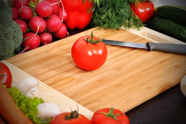 Tomato and knife