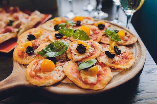 보드에 토마토와 모짜렐라 미니 피자.