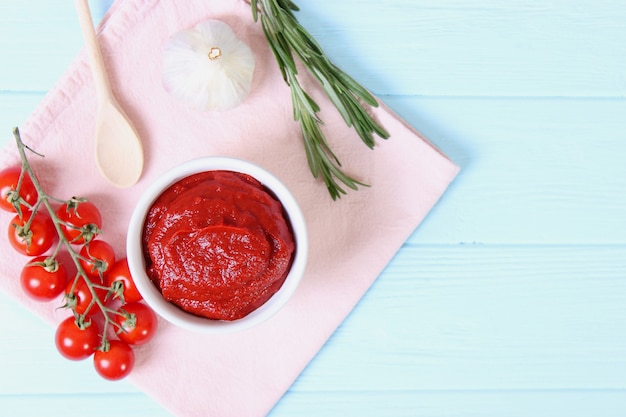 Foto passata di pomodoro sul tavolo vista salsa di pomodoro