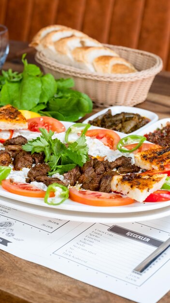 Foto pomodoro, fette di peperone e ali nazik kebab