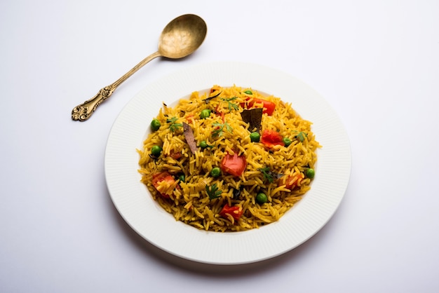 Photo tomato rice also known as tamatar pilaf or pulav made using basmati rice, served in a bowl. selective focus