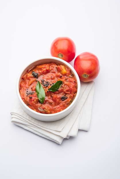 トマトサブジまたはタマタールチャツネまたはソース、ボウルでお召し上がりいただけます。セレクティブフォーカス