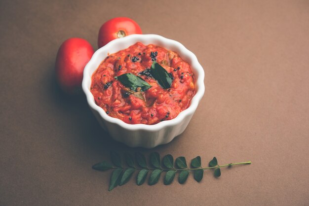 Foto chutney o salsa di pomodoro sabzi o tamatar, servito in una ciotola. messa a fuoco selettiva