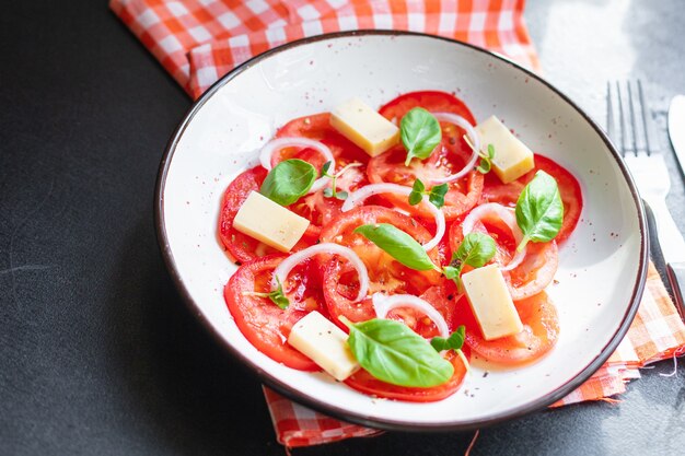 テーブルの上のトマトサラダとチーズ野菜野菜バジル健康食品