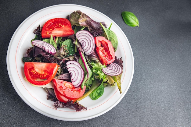 トマトサラダ レタス 新鮮な野菜 料理 健康的な食事 食べ物 テーブルの上の軽食 コピースペース 食べ物