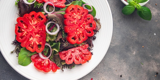 写真 トマトサラダ 野菜 レタス 生鮮料理 健康的な食事 食べ物 おやつ ダイエット テーブルの上 コピースペース 食べ物