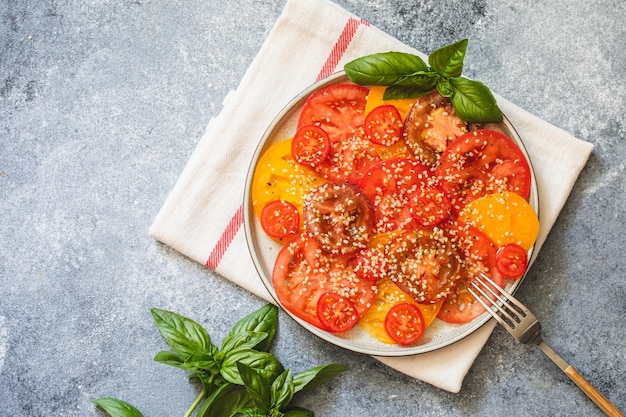 슈퍼 푸드와 대마 씨앗 건강 식품 개념 토마토 샐러드