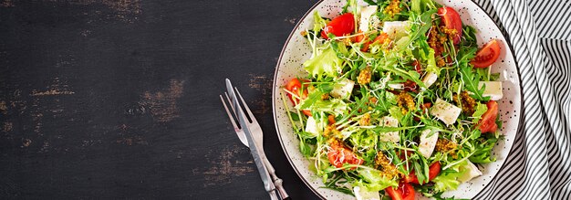 Insalata di pomodori con micro verdure miste e formaggio camembert. banner. vista dall'alto