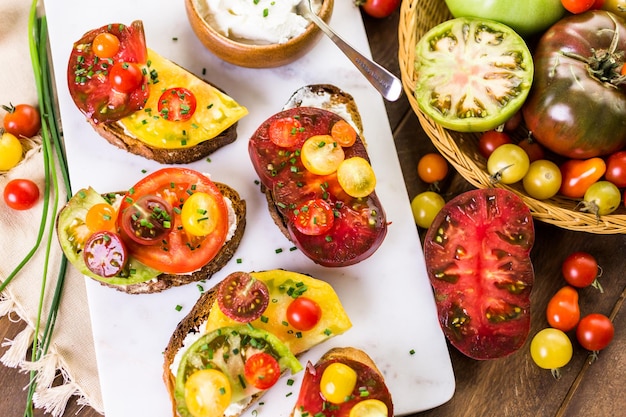 Фото Сэндвич с помидорами, приготовленный из органических помидоров семейной реликвии.