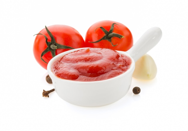 Foto salsa di pomodoro in una ciotola isolata su sfondo bianco