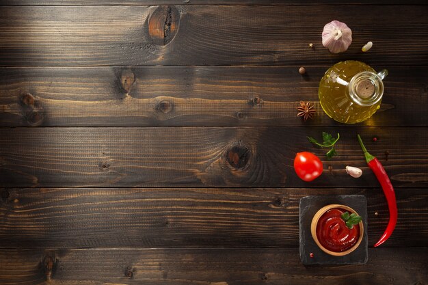 木製の背景のボウルにトマトソース