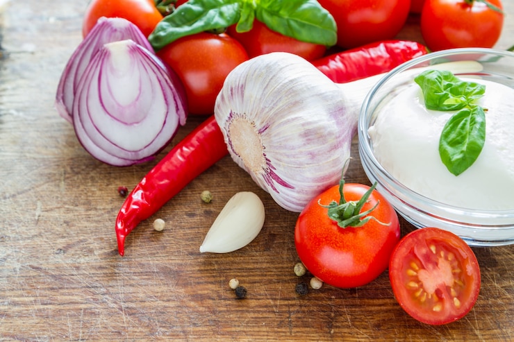 Photo tomato sauce and ingredients on white wood background