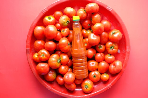 テーブルの上に新鮮なトマトと瓶の中のトマトソース
