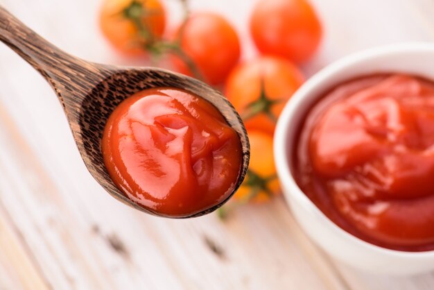 Foto salsa di pomodoro in un cucchiaio di legno