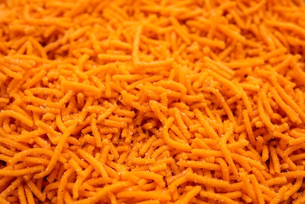 トマト・セブ (Tomato sev) は,塩とスパイスを粉末にした脆いオレンジ色のフライド・ファルサンです.