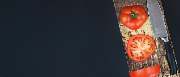 Foto le fette di pomodoro giacciono su tavola di legno tagliata e semi concetto per una sana alimentazione vista dall'alto spazio di copia