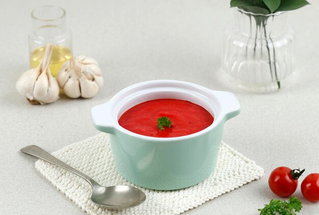 그릇에 토마토 수프