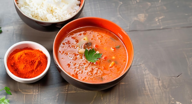 사진 토마토 수프 수프는 개진 토마토와 다른 종으로 만들어집니다.