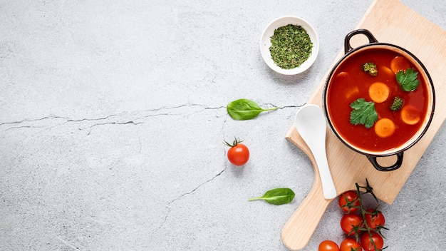 Foto vista superiore dello spazio della copia della minestra del pomodoro