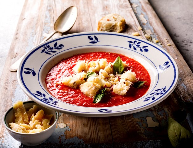 Zuppa di pomodoro e pomodori freschi ciliegia