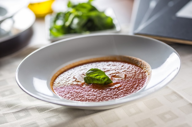 Томатный суп - традиционные блюда средиземноморской кухни с пармезаном и базиликом.